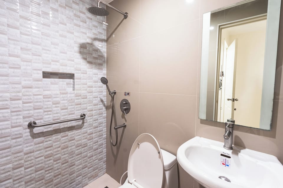 Executive Room, 1 Queen Bed | Bathroom | Shower, hair dryer, bidet, towels