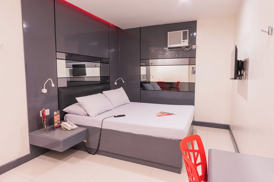 Executive Room, 1 Queen Bed | In-room safe, desk, free WiFi