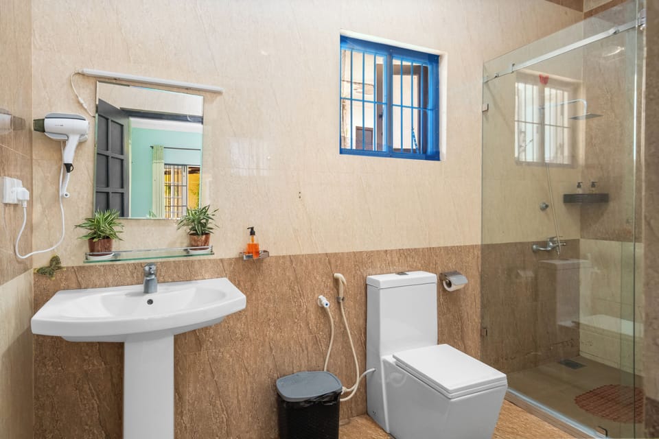 Deluxe Quadruple Room | Bathroom | Shower, free toiletries, hair dryer (on request), towels