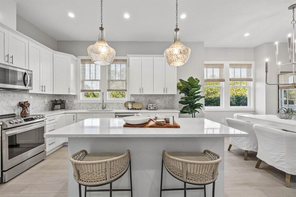 Spacious, bright kitchen