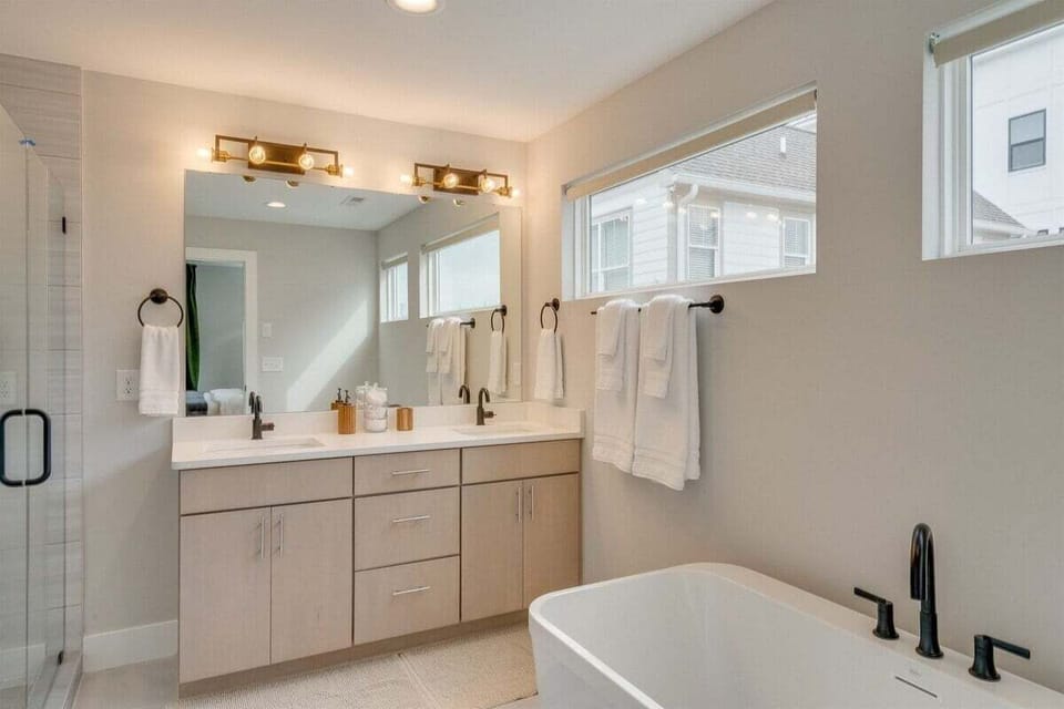 King bedroom bathroom