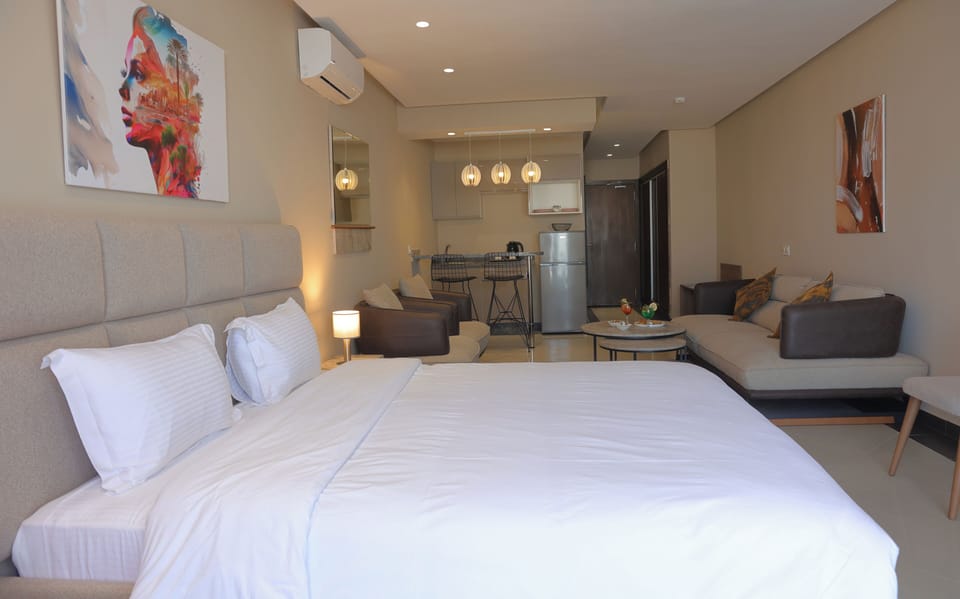 Deluxe Suite | Premium bedding, down comforters, Select Comfort beds, in-room safe