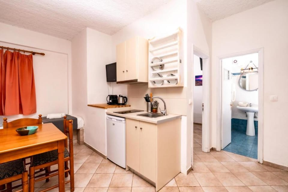 Apartment | Private kitchen | Mini-fridge, stovetop, coffee/tea maker, electric kettle