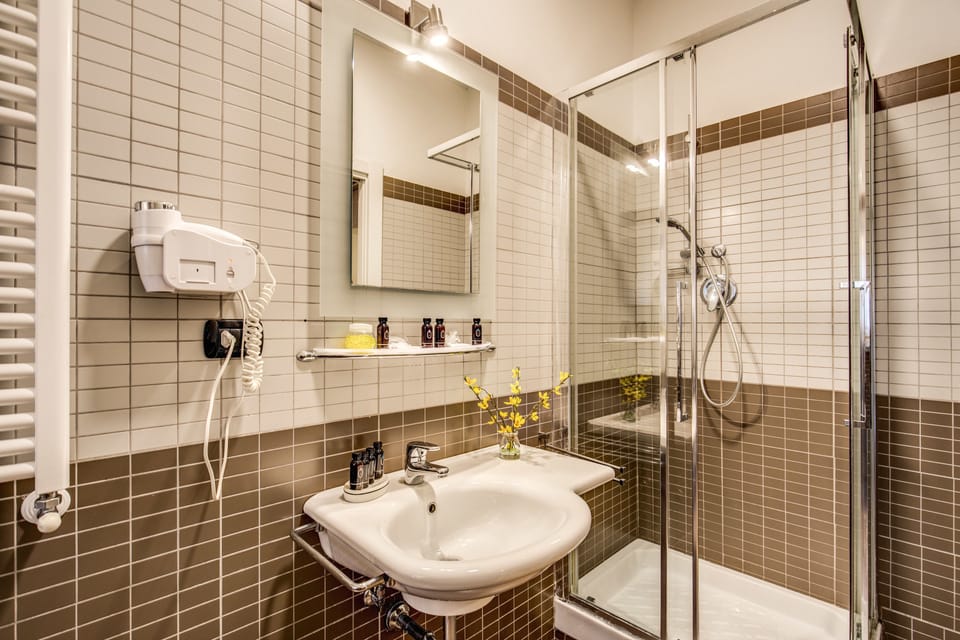 Suite | Bathroom | Shower, free toiletries, hair dryer, bidet