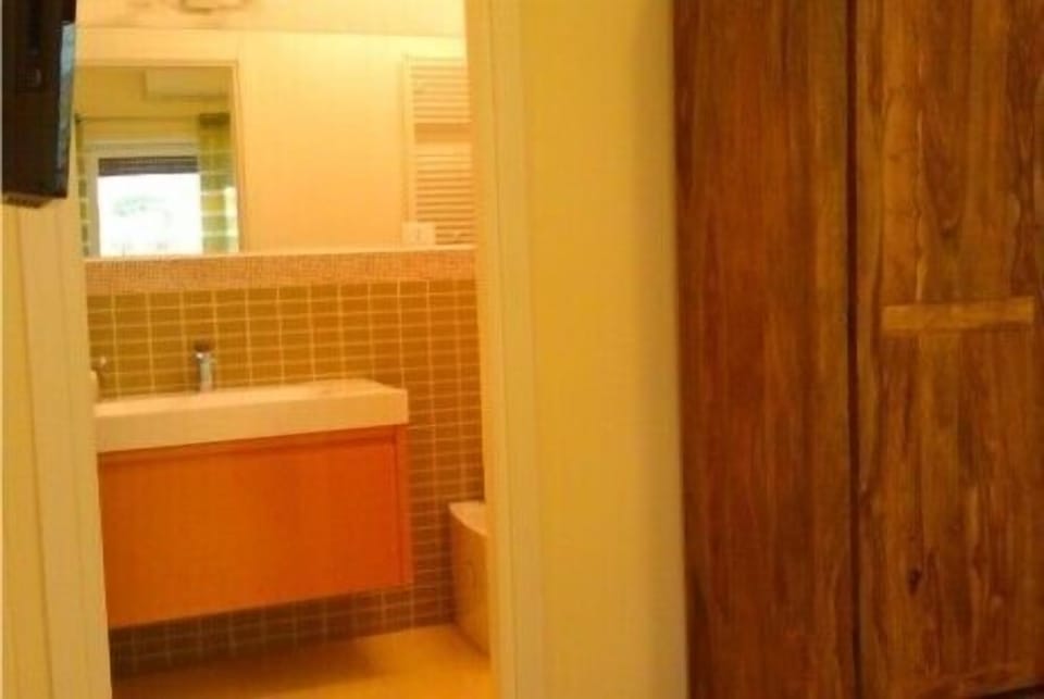 Superior Studio Suite, 1 Double Bed with Sofa bed | Bathroom | Free toiletries, hair dryer, bidet, towels