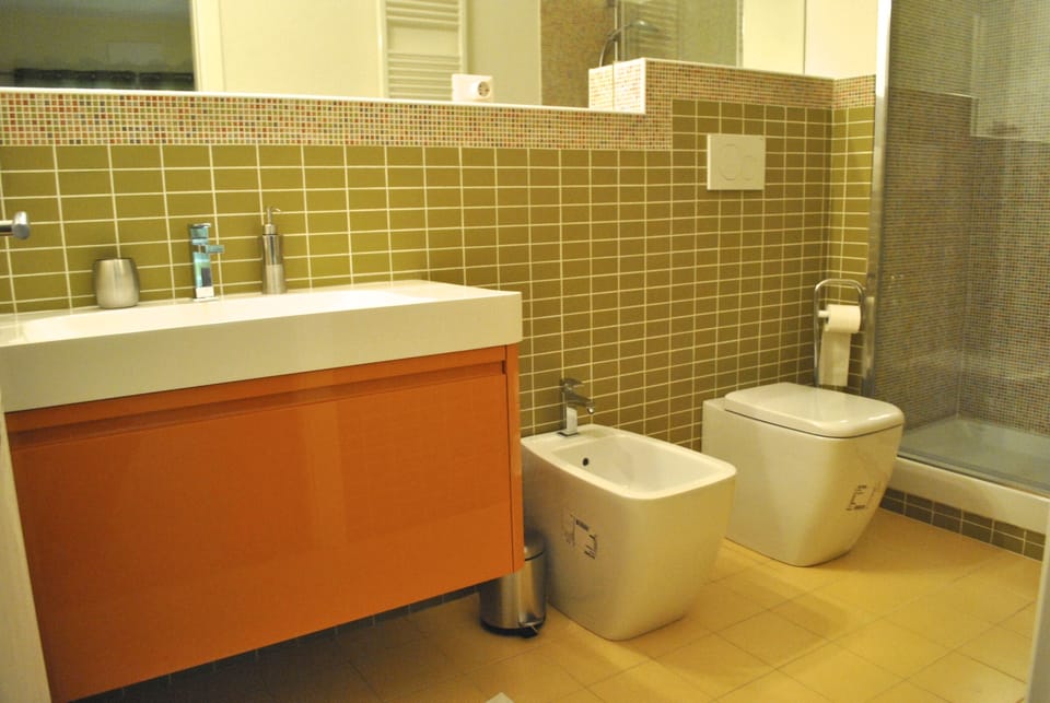 Superior Studio Suite, 1 Double Bed with Sofa bed | Bathroom | Free toiletries, hair dryer, bidet, towels