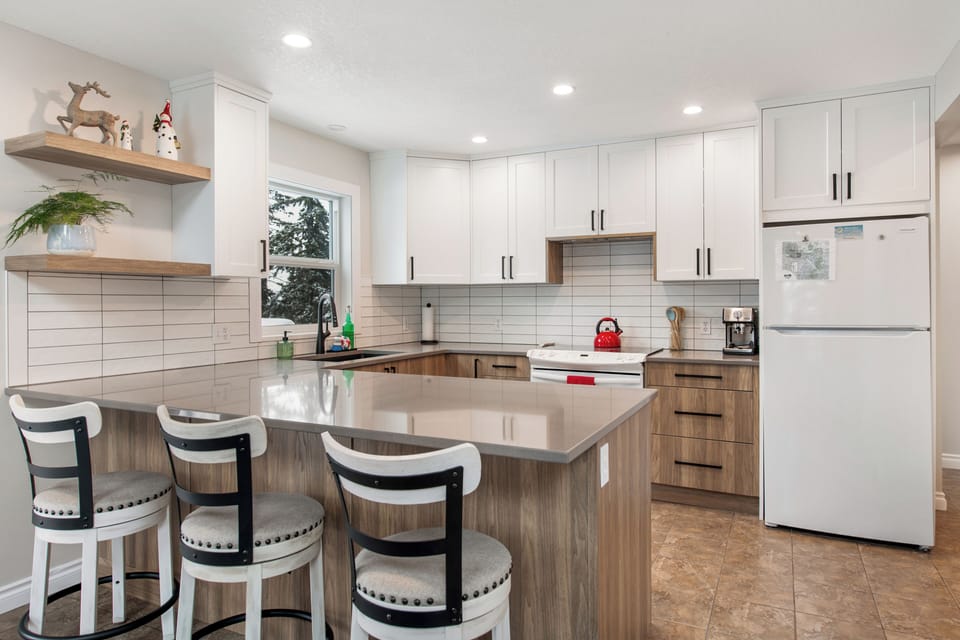 Kitchen & Breakfast Bar
