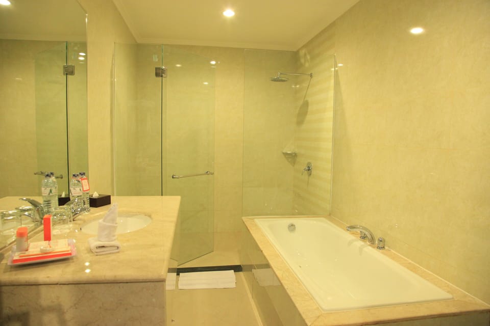 Executive Room, 1 King Bed | Bathroom | Hair dryer (on request), slippers, towels, soap