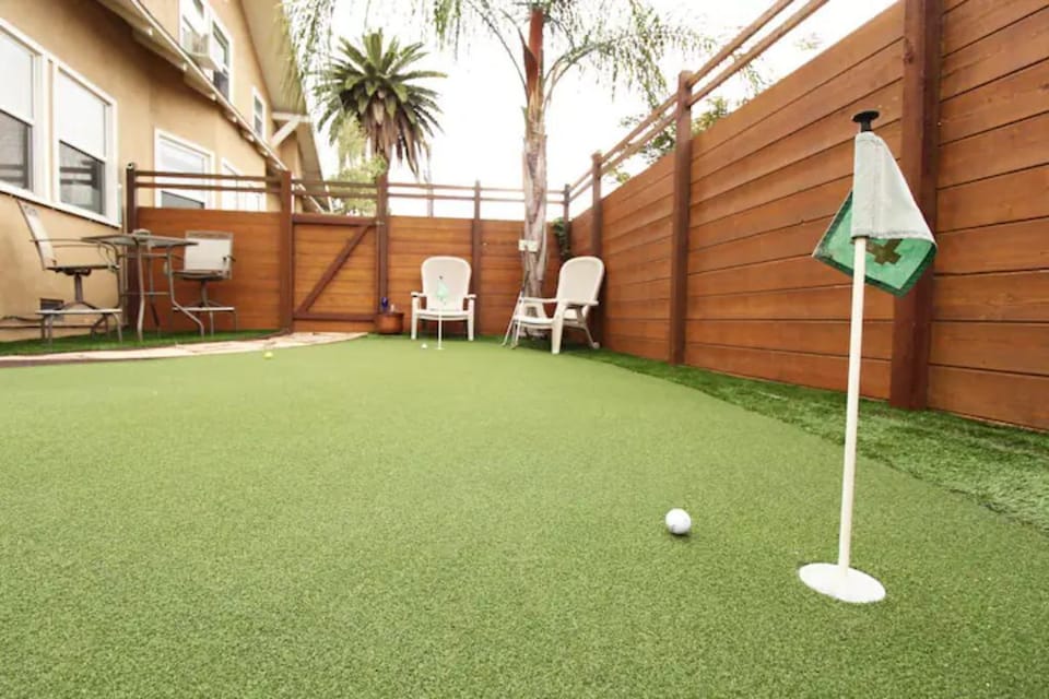 Another putting green image.