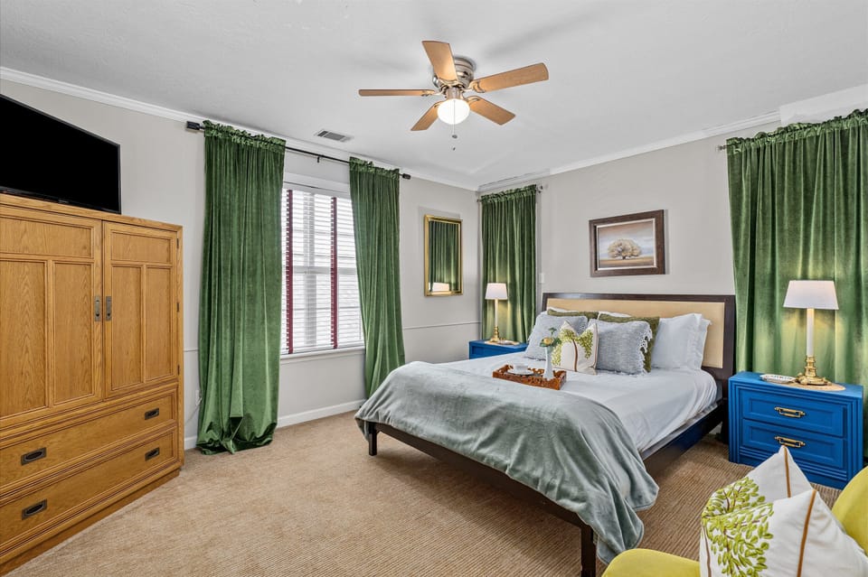 Bedroom 3 with smart Tv, and queen bed 