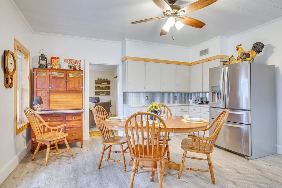 Dining Area | Dishware & Flatware Provided