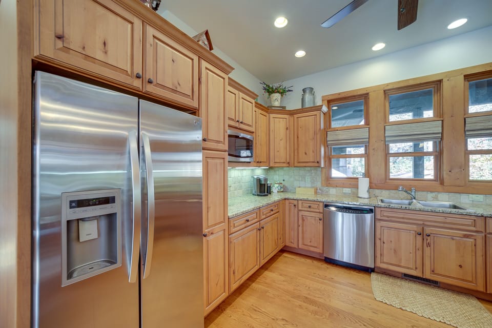 Kitchen | Cooking Basics | Coffee Maker | Paper Towels/Trash Bags Provided