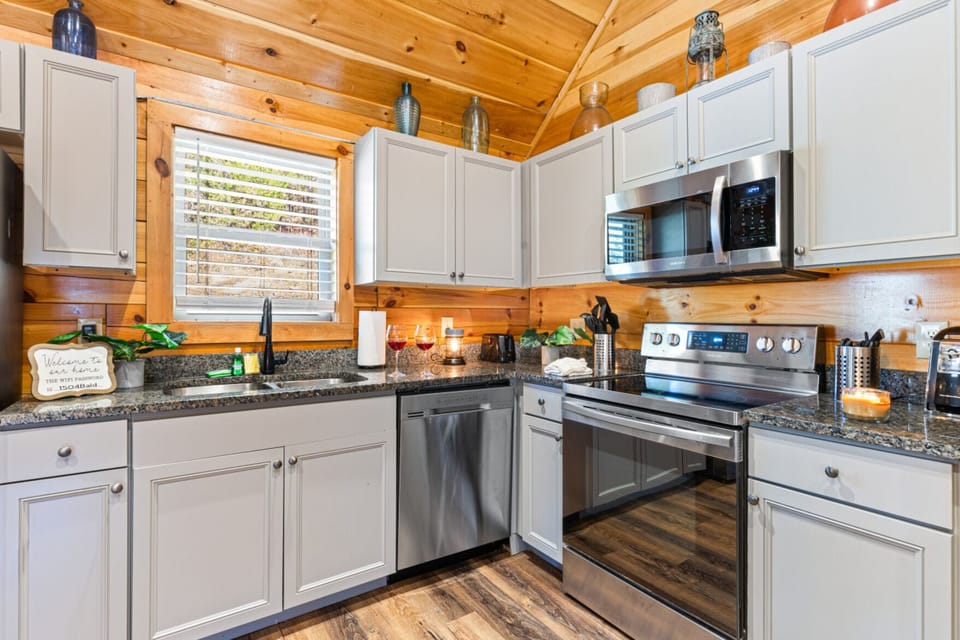 Family Cabin | Private kitchen | Fridge, microwave, oven, stovetop