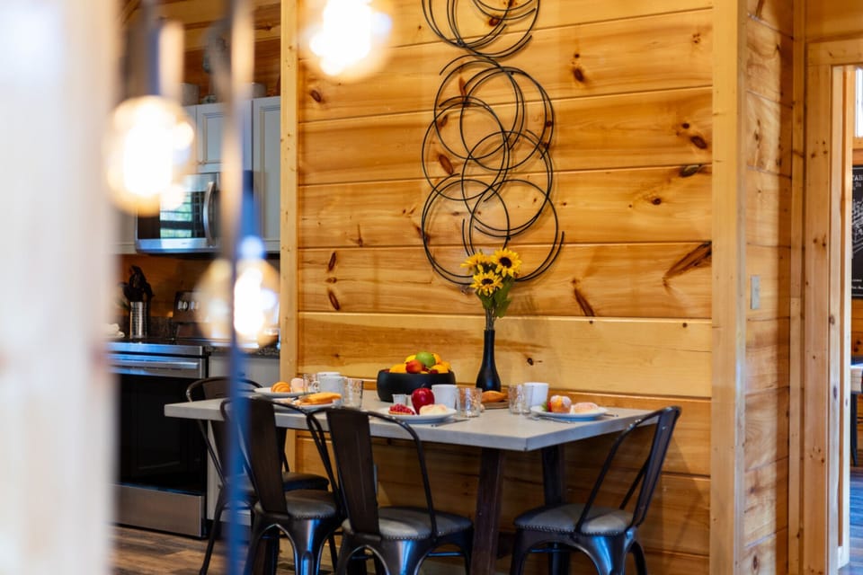 Family Cabin | Dining room
