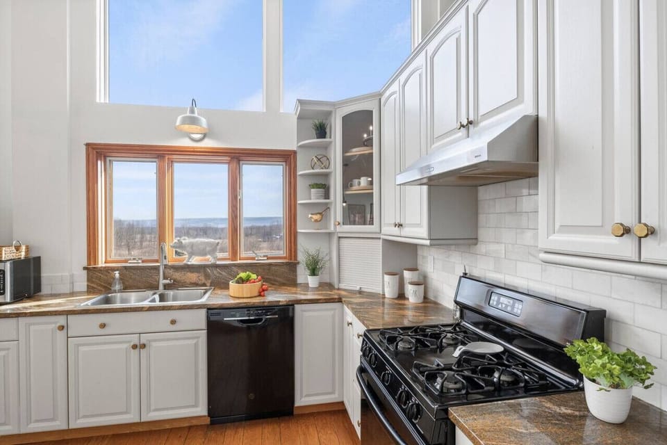 Fully stocked open floorplan kitchen with gas range