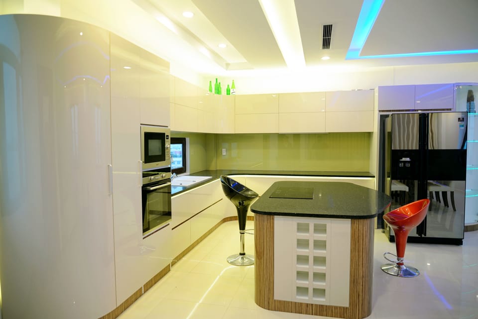 Coffee/tea maker, fridge