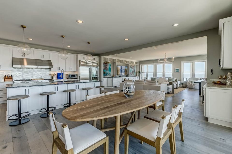 Mid-Level Dining Room with Additional Table (seats 6)