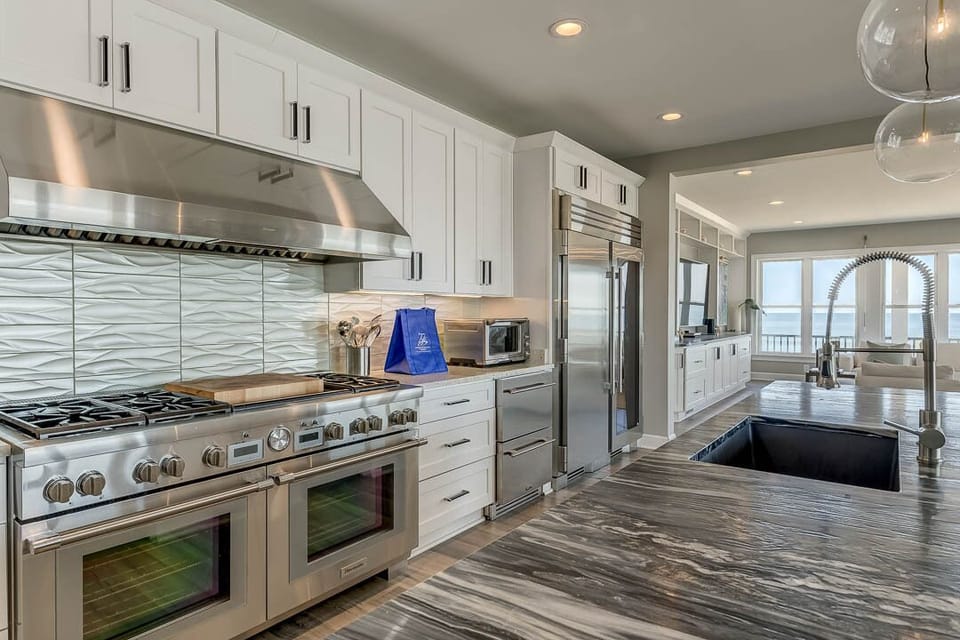 Mid-Level Kitchen with Bar (seats 5)