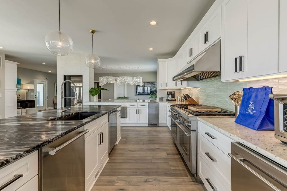 Mid-Level Kitchen with Bar (seats 5)