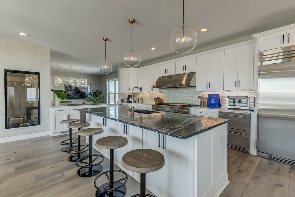 Mid-Level Kitchen with Bar (seats 5)