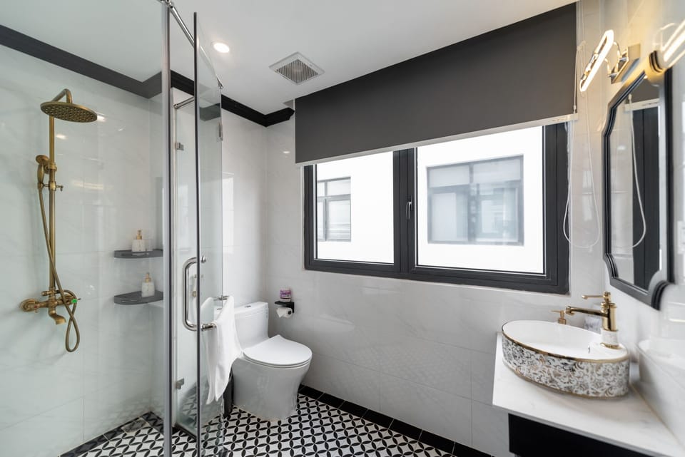Deluxe Triple Room | Bathroom | Shower, rainfall showerhead, hair dryer, slippers
