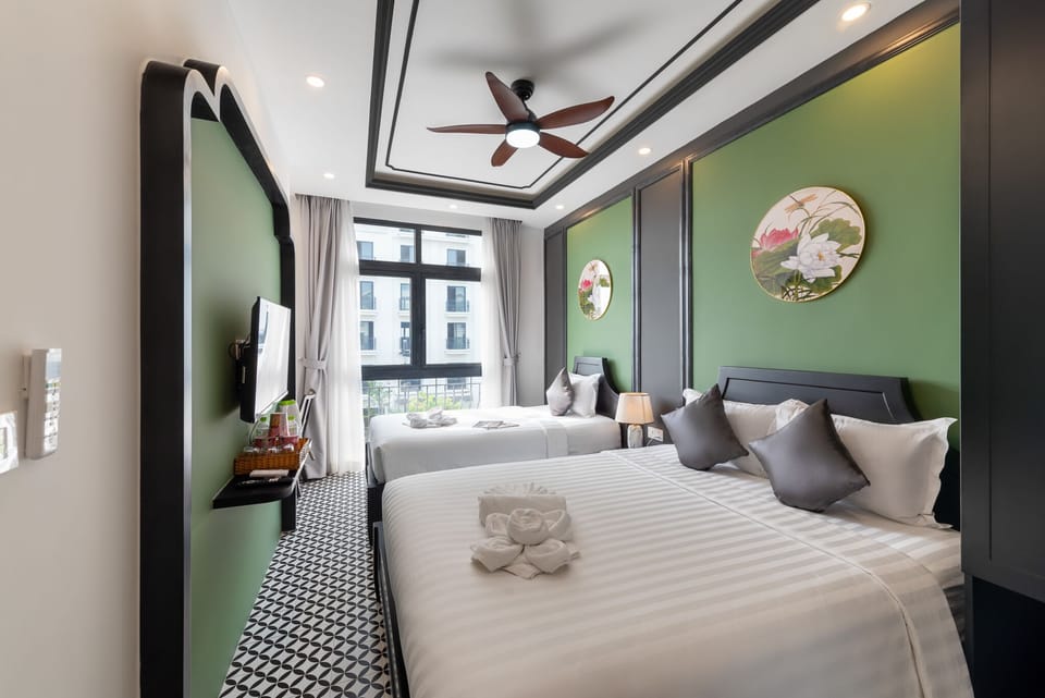 Deluxe Triple Room | Premium bedding, pillowtop beds, minibar, desk