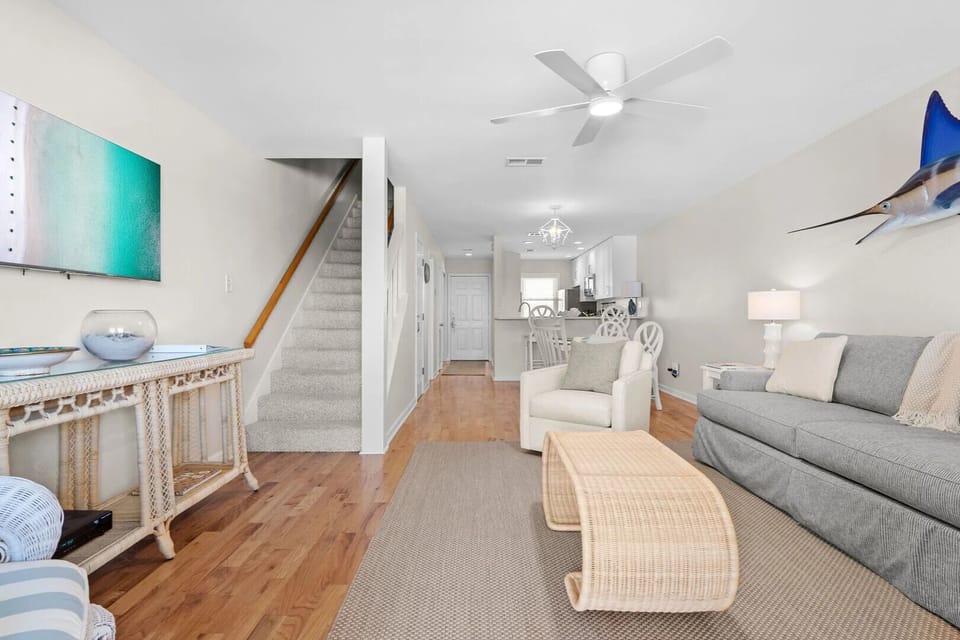 Open-space layout showing the stairs and kitchen.