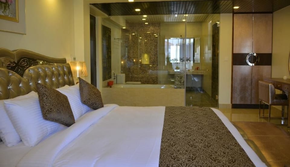 Luxury Apartment, 2 Bedrooms, Kitchen, Sea View | 1 bedroom, premium bedding, minibar, desk