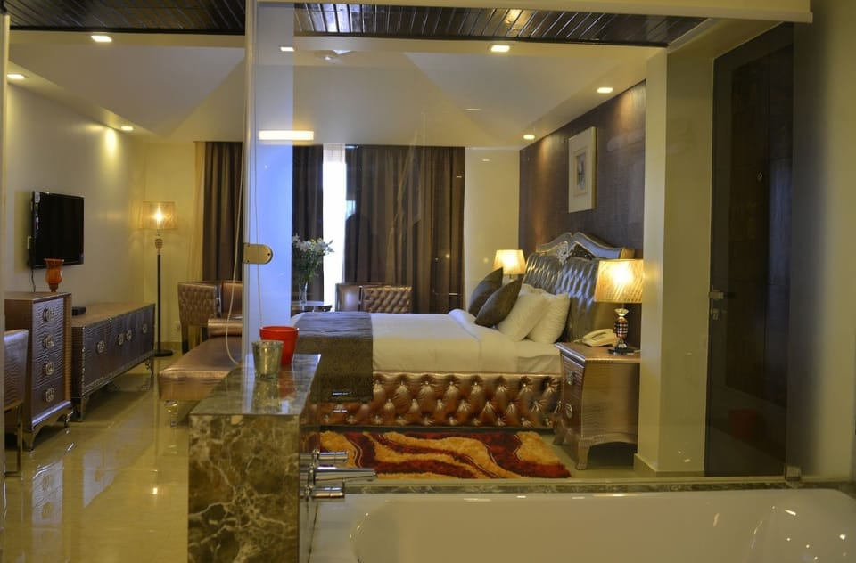 Luxury Apartment, 2 Bedrooms, Kitchen, Sea View | 1 bedroom, premium bedding, minibar, desk