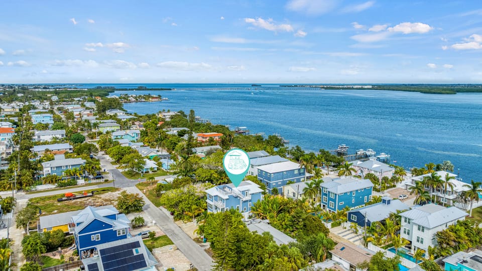 Just a 5-minute walk to Bradenton Beach — the gentle waves and white sands are always within reach.