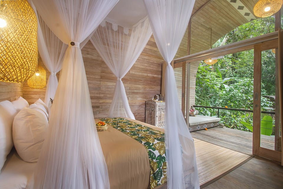Deluxe Room Jungle View with Bathtub | Hypo-allergenic bedding, minibar, desk, free WiFi