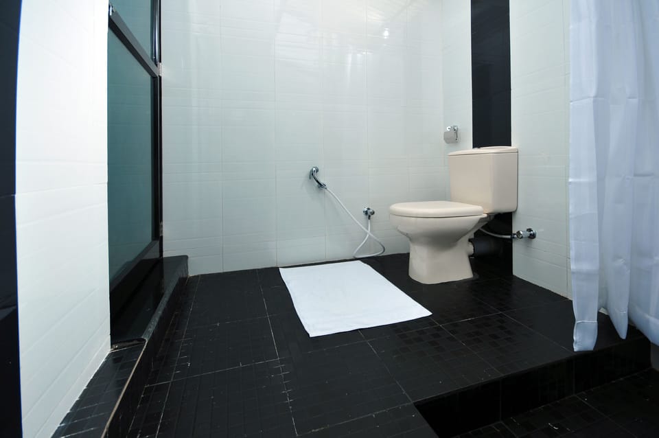 Deluxe Cottage | Bathroom | Shower, free toiletries, slippers, towels