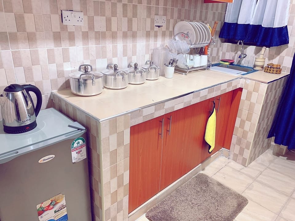 Business Apartment | Private kitchen | Fridge, microwave, cookware/dishes/utensils
