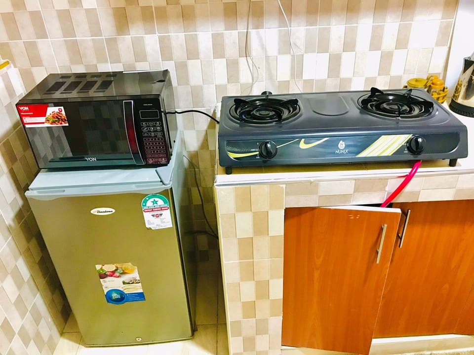 Business Apartment | Private kitchen | Fridge, microwave, cookware/dishes/utensils