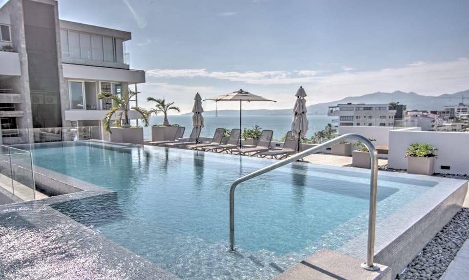 Mina Bucerias rooftop with shared pool and grill area