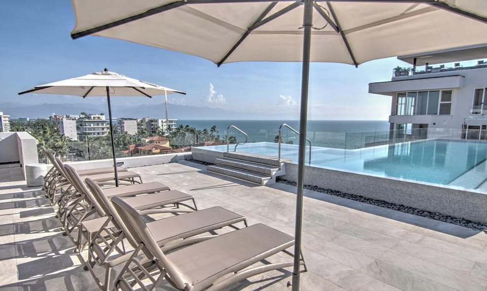 Mina Bucerias rooftop with shared pool and grill area