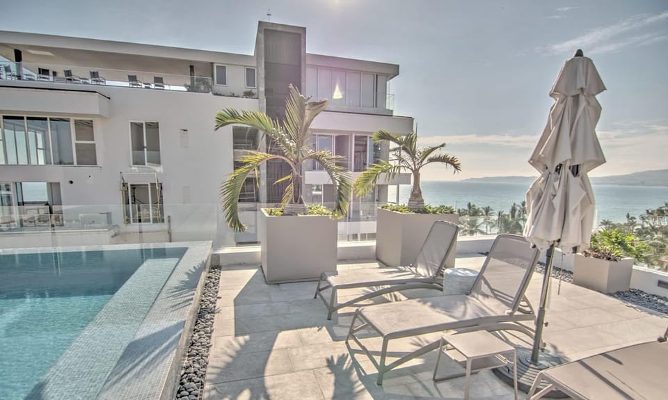Mina Bucerias rooftop with shared pool and grill area