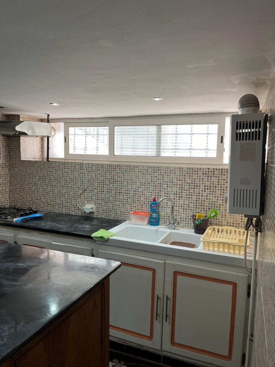 Family Studio Suite | Private kitchen | Fridge, oven, paper towels