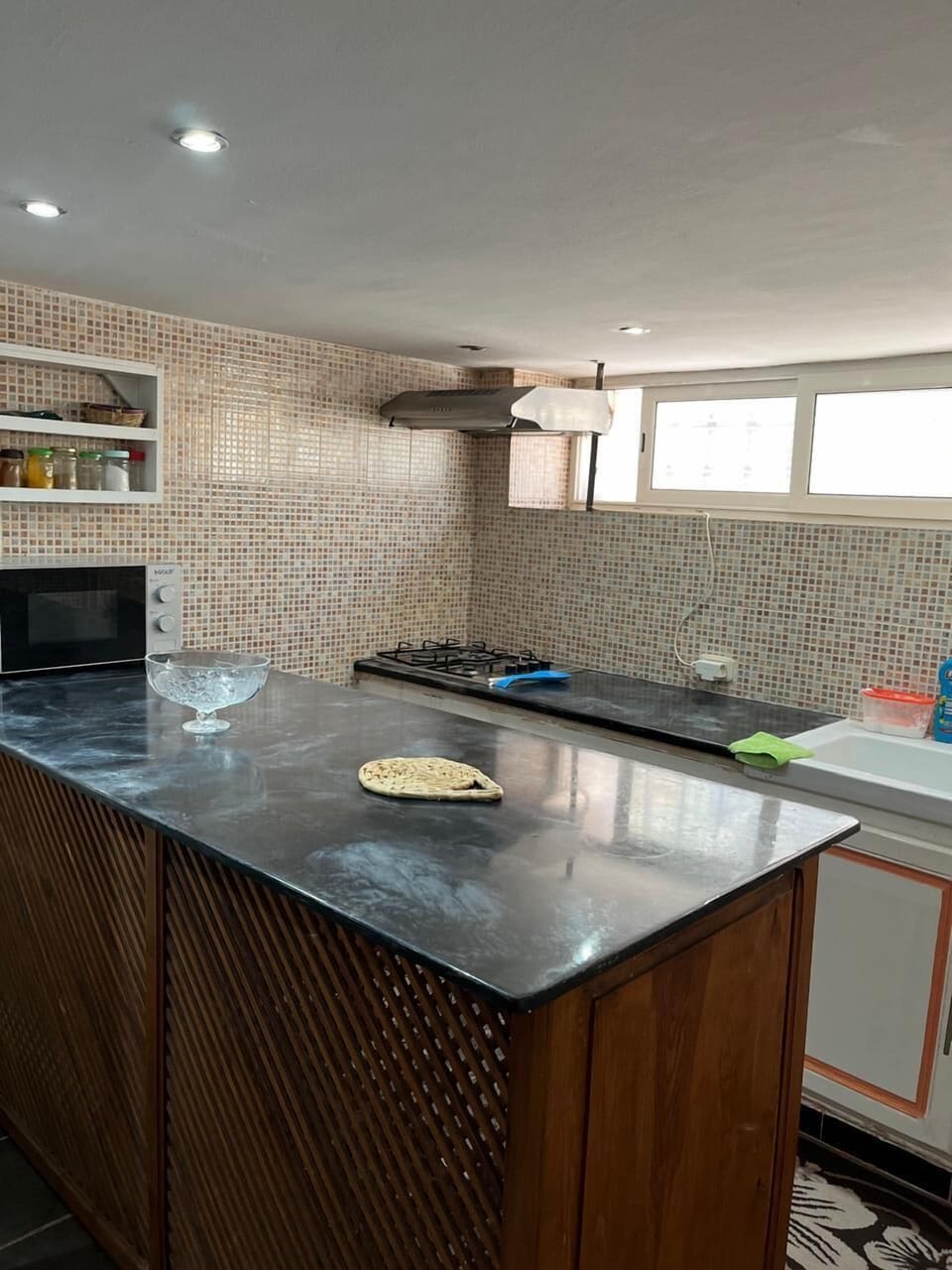 Family Studio Suite | Private kitchen | Fridge, oven, paper towels