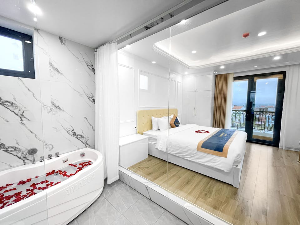 Deluxe Suite, 1 King Bed, Balcony | Premium bedding, down comforters, pillowtop beds, individually furnished