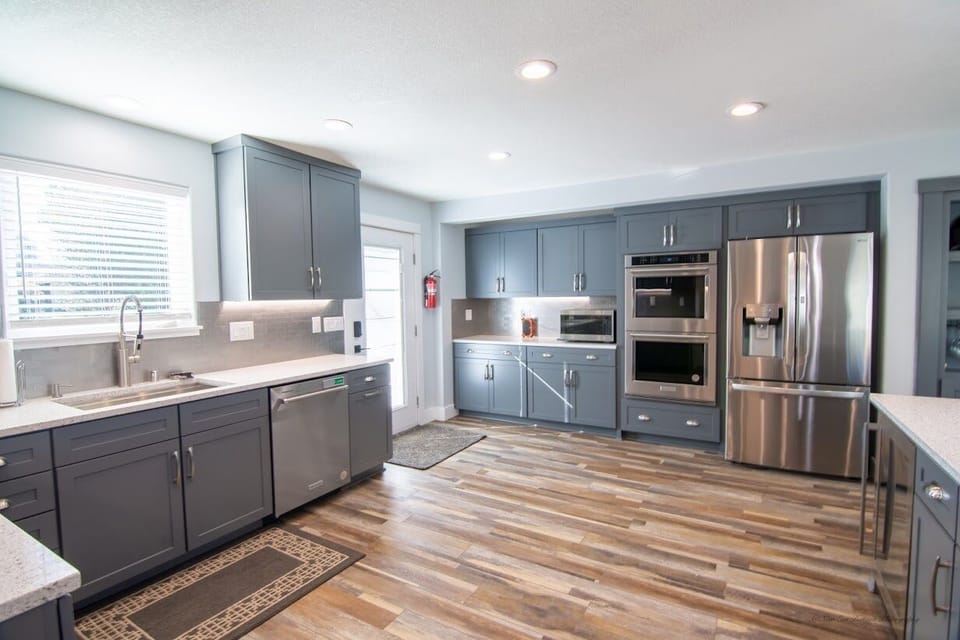 Fully equipped stainless steel appliances