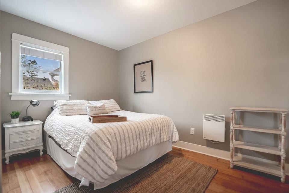 Bedroom with Queen Bed, Luxury Linens &amp; Goose Down Comforter
