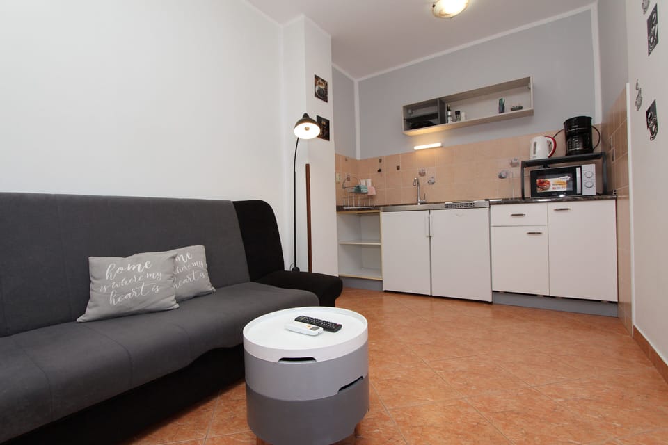 Apartment, 2 Bedrooms | Private kitchen