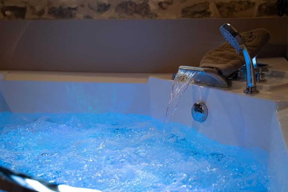 Jetted tub