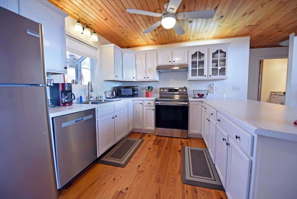 Large open kitchen - perfect for those holiday meals!