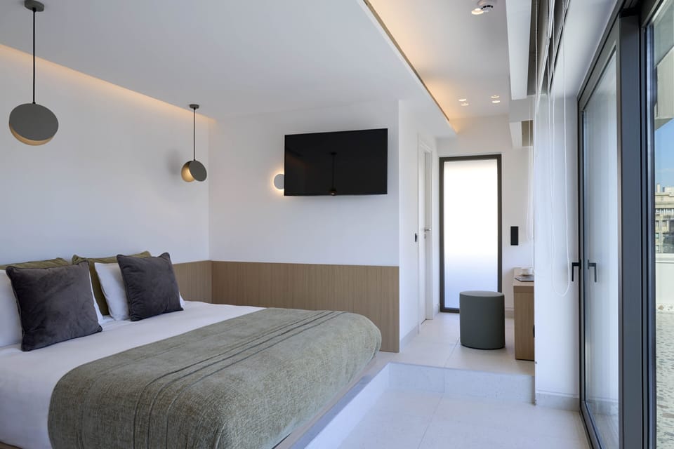 In-room safe, soundproofing, iron/ironing board, free WiFi