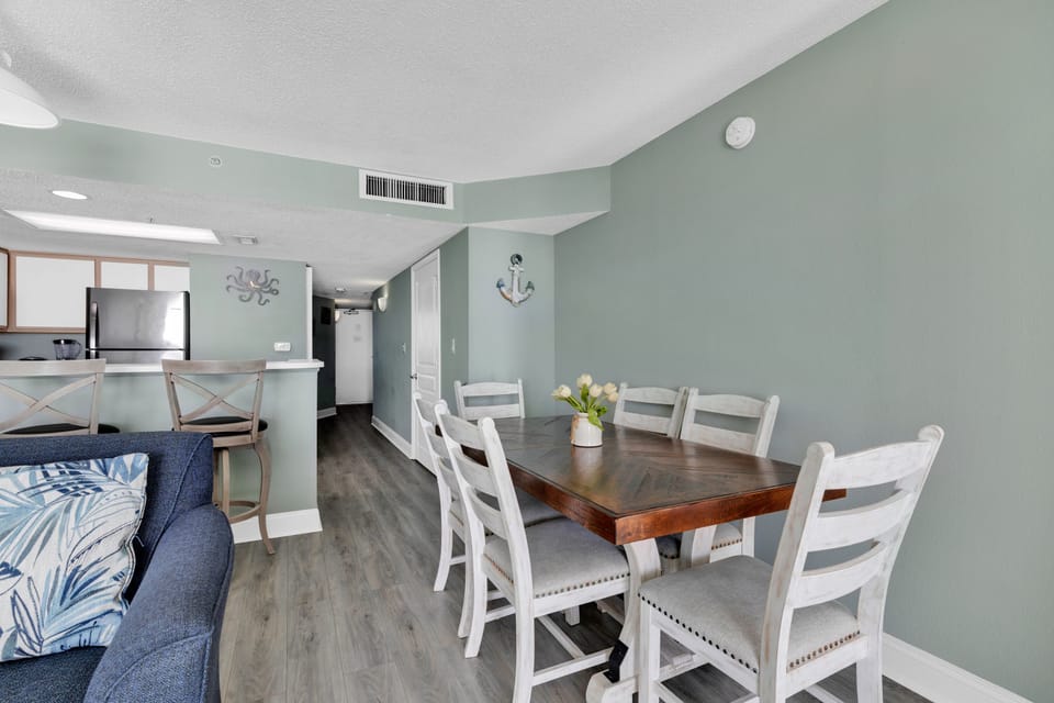 Signature Condo, 3 Bedrooms, Balcony, Ocean View | In-room dining