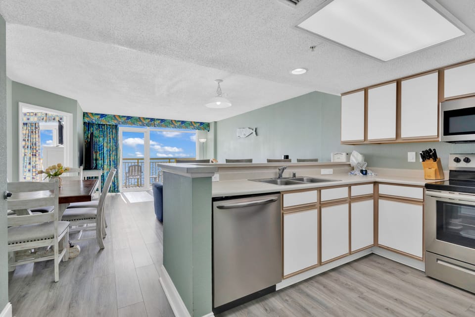 Signature Condo, 3 Bedrooms, Balcony, Ocean View | Private kitchen | Fridge, microwave, oven, stovetop