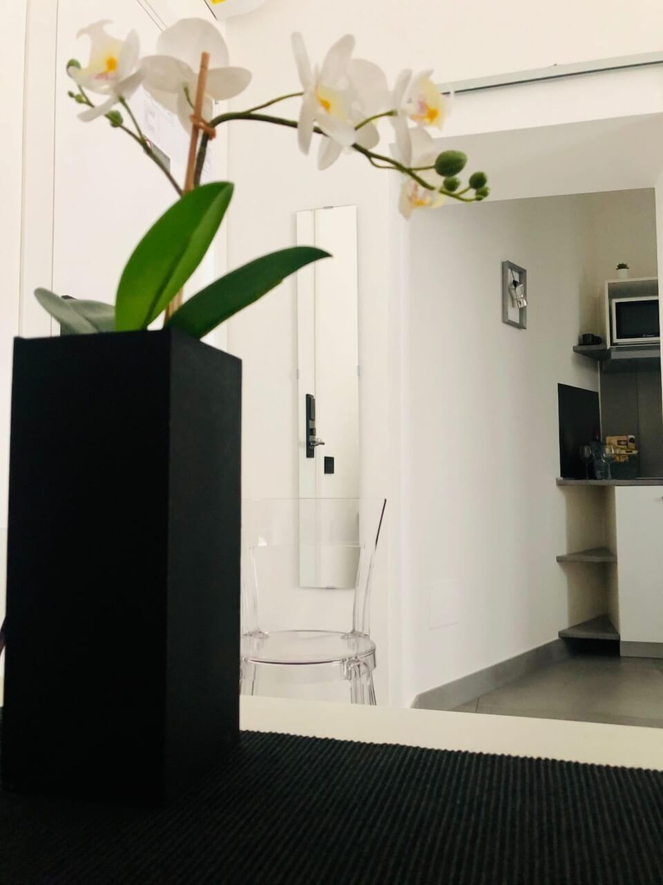Luxury Suite, 1 Queen Bed, Non Smoking, Balcony | Living area | 32-inch Smart TV with satellite channels