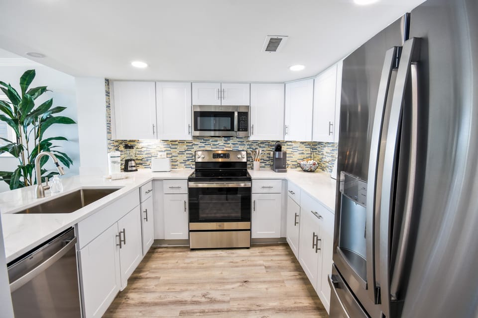 Condo, 2 Bedrooms | Private kitchen | Fridge, oven, coffee/tea maker, toaster